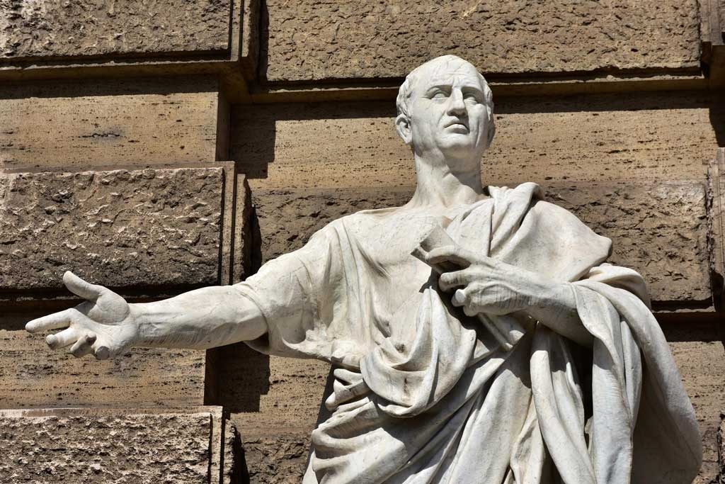 عکسی از مجسمه سیسرون - دوستان و دشمنان سیسرو بر نقش تاریخ‌ساز او تأکید دارند